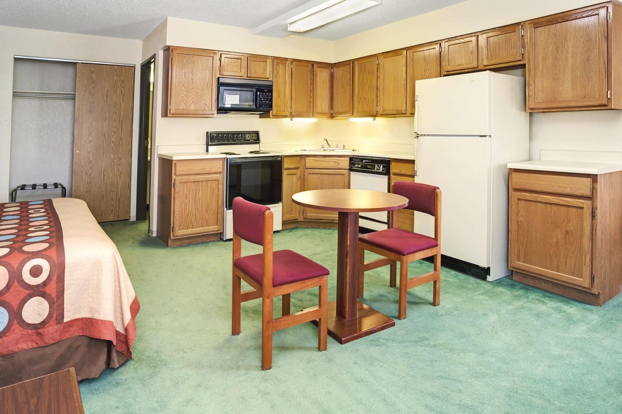 Super 8 By Wyndham Henderson North East Denver Exterior photo